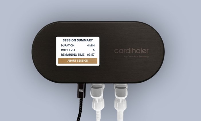 Close-up of a black device labeled “Cardihaler,” showing a small screen with session details such as CO₂ level, duration, and remaining time.