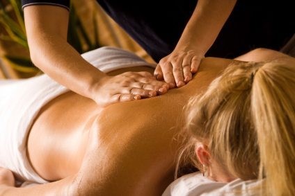 Woman receiving a magnesium massage on her back.